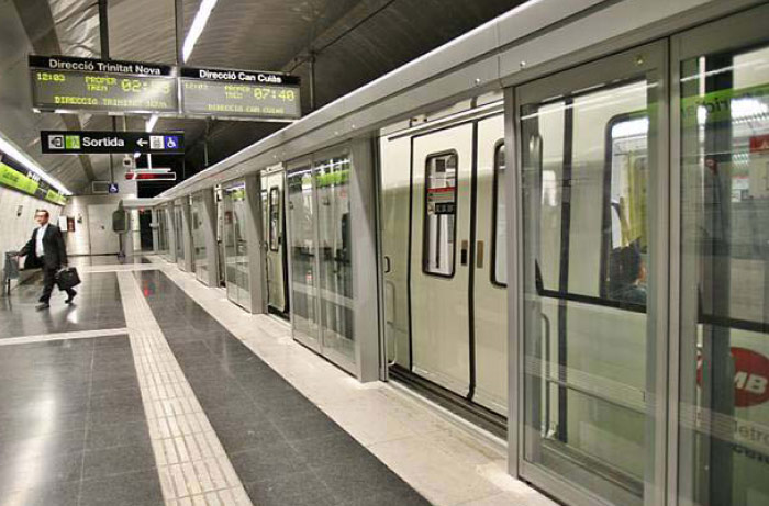 Estaci�n de Torre Bar� i Vallbona. El tren estaciona en el punto de coincidencia de  sus puertas con las puertas de and�n