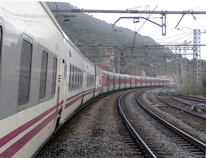 Autor: Pere Garcia Oliv�. Traslado del Talgo III RD por la zona de  Garraf acoplado a su sucesor, un Talgo VI