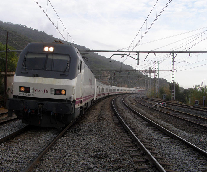 Autor: Pere Garcia Oliv�. Traslado del Talgo III RD al paso por la zona de  Garraf acoplado a un Talgo VI