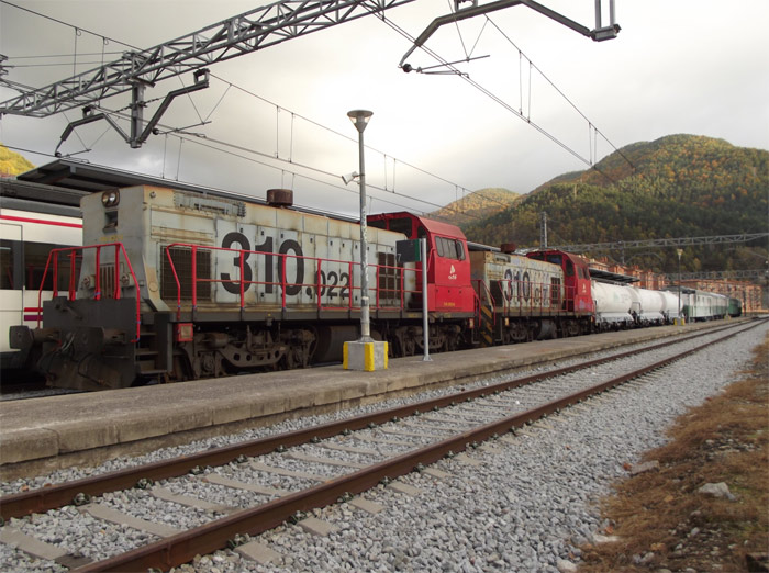 "Tren Sintra con doble maquina"  linea de Vic. Foto: Antonio Ballar�