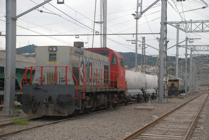 Tren herbicida remolcado por la 310.022 de Adif estacionado en la estaci�n de Montcada bifulcaci�n (Barcelona).  Foto: Marc Llinas