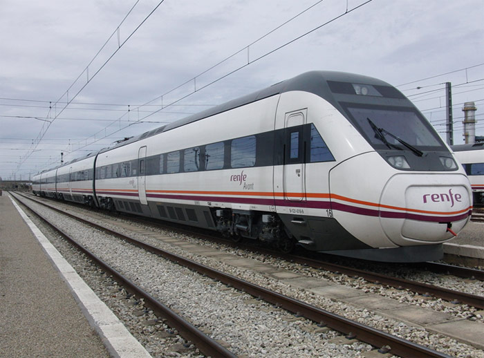 Castej�n de Ebro/ Tren de la serie 121 reci�n salido de Trenasa (Caf de Castej�n). Foto: Bernab� Igea Malo