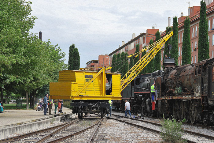 La grua de AREMAF, se encarga de quitarle el escape junto con la chimenea a la locomotora de tracci�n vapor "Mikado", para que este no de con el hilo de contacto en v�a electrificada y pueda dar g�libo en Madrid Delicias. Alberto de Juan Fernandez. 09-06-12