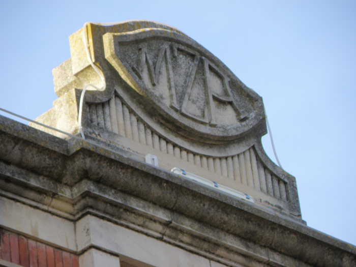 Medall�n con el logotipo de MZA situado en la fachada principal de la estaci�n.