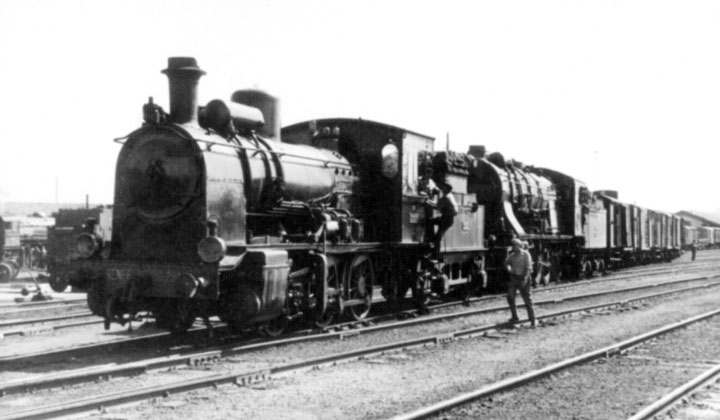 Locomotoras de vapor 030-2564 y 240-2207 en doble tracci�n por cabeza ex Compa��a de los Ferrocarriles del Oeste de Espa�a 411-422 y 1000. Archivo Hist�rico Ferroviario FA-0159-015