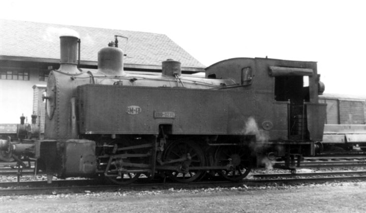 Locomotora de vapor 030-0236, ex Compa��a del Ferrocarril Santander-Mediterr�neo 12-15, detenida en la estaci�n de Soria. Archivo Hist�rico Ferroviario FA-0159-071