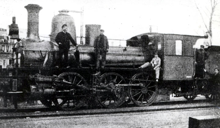 Locomotora de vapor 030 de MZA en la estaci�n de Atocha de Madrid. Archivo Hist�rico Ferroviario FF-1233