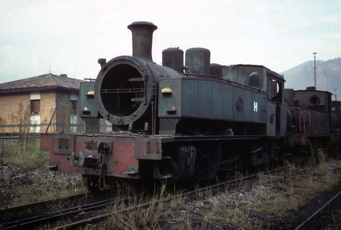 La locomotora en  Mieres  antes de su rescate.