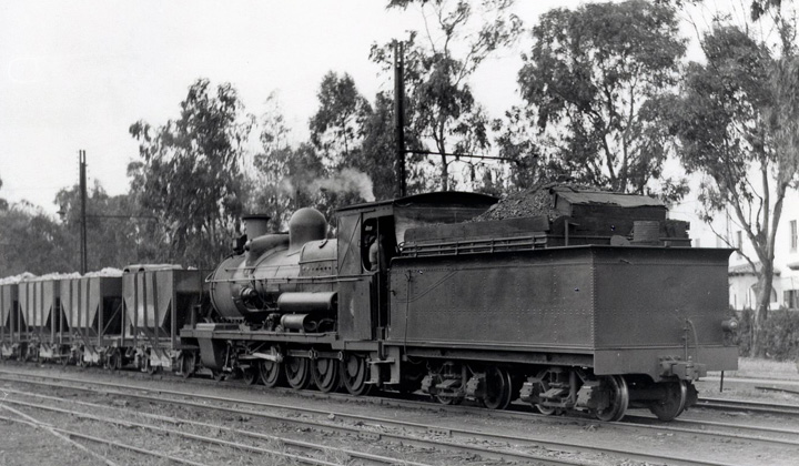 Una locomotora "Mastodonte" de Sierra Menera maniobrando un corte de vagones en Puerto de Sagunto. Lawrence G. Marshall
