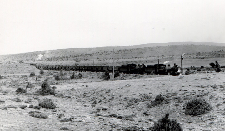 Doble tracci�n de dos locomotoras "Mastodonte" del ferrocarril de Sierra Menera fotografiadas en el duro ascenso del Puerto Escand�n. En cola se aprecia el penacho de humo de una "Garrat" que daba la triple. Fotograf�a de Ferran Llaurad�