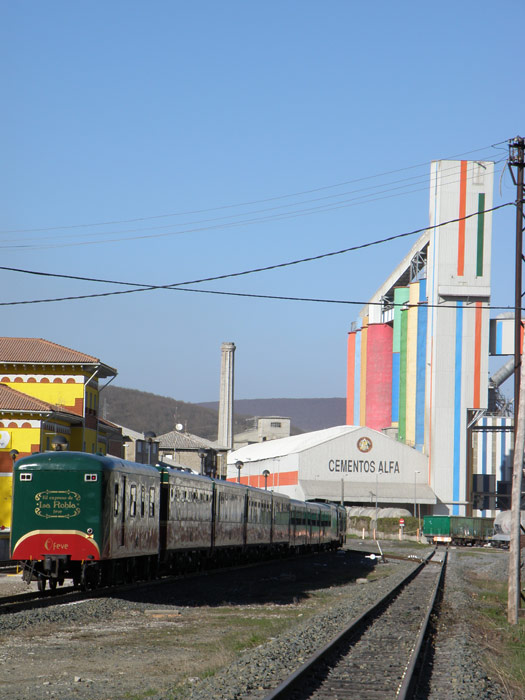 Este cementera problablemente sea la m�s colorida y alegre de espa�a. En primer plano los coches del Expreso de La Robla