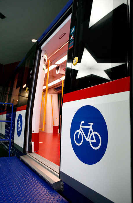 Los 8400 disponen de espacio para bicicletas y sistema CBTC (Communication-Based Train Control) para aumentar la capacidad de la l�nea hasta 34.000 viajeros por hora y sentido.