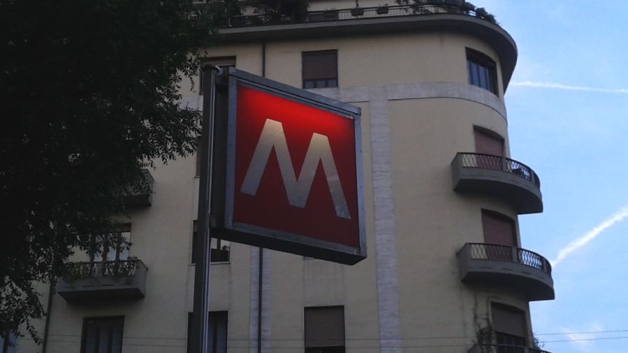 Detalle del logotipo de Metro de Mil�n