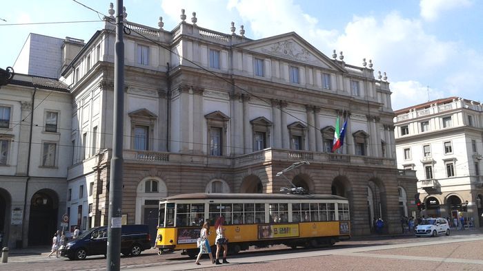 El tranv�a circula por el centro hist�rico de Mil�n adonde se accede hasta el mismo teatro de La Scala