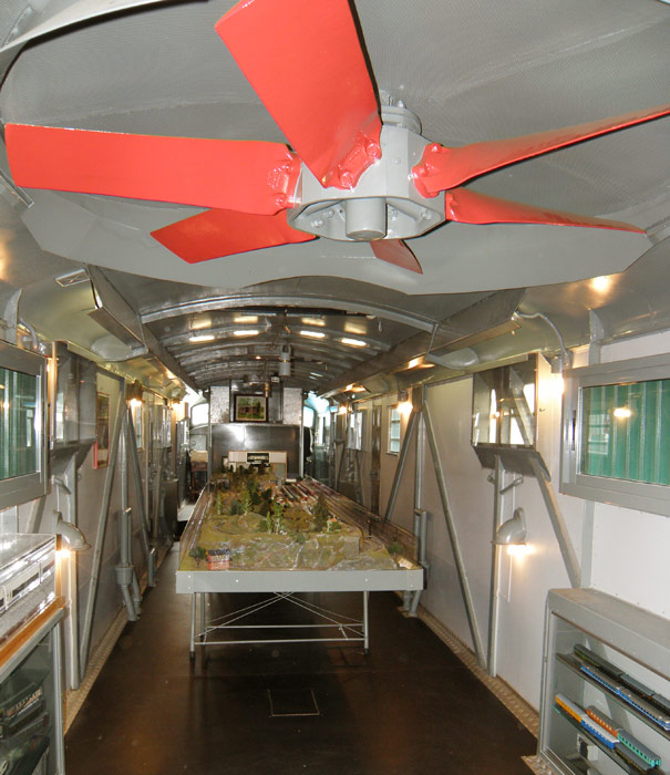 Interior de la 1808, vaciada de motores y convertida en sala de maquetas