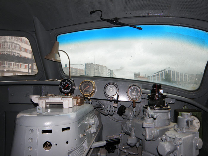 El puesto de conducci�n de la locomotora 308-008, en su lado apuntado, se ha conservado en estado original, mirando hacia la marquesina de la estaci�n de Santiago