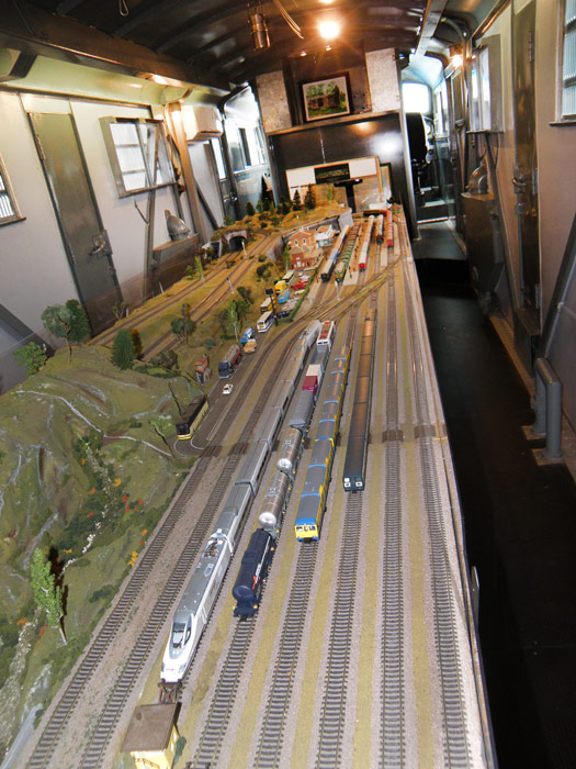 Trenes y v�as de la maqueta de la Asociaci�n Compostelana dentro de la locomotora