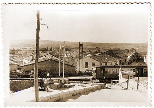 Tren por paso a nivel en Navalperal de Pinares (�vila) a�o 1963 Foto: Carmen Clara de Val de Aguilar