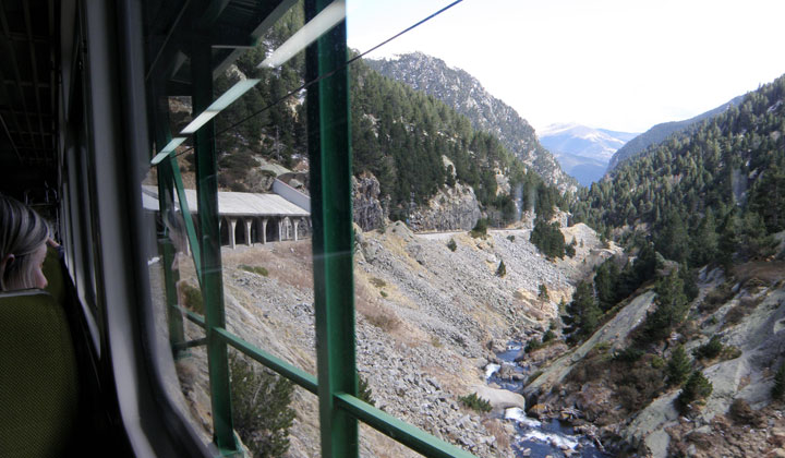 El recorrido de ascenso a la Vall de Nuria est� cargado de paisajes de impresionante belleza
