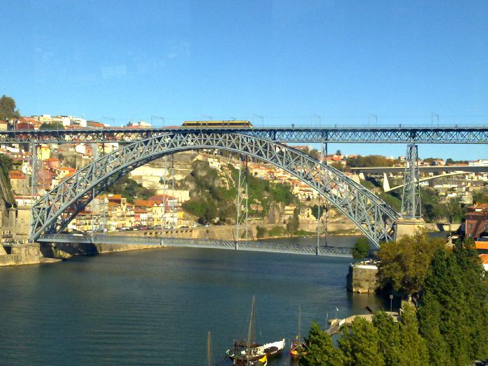 Una composici�n de Metro de Oporto circula por el puente Don Luis I