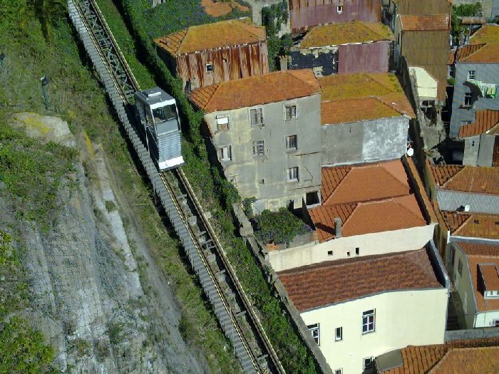 Instant�nea donde se aprecia la fuerte pendiente que salva el peque�o funicular Dos Guindais