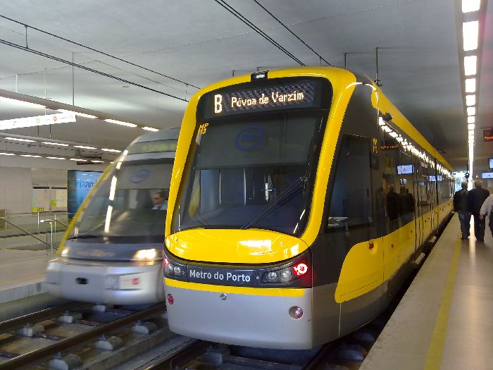 Dos composiciones de Metro de Porto en la estaci�n de Trindade