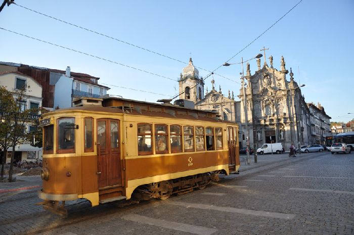 Instant�nea de un tranv�a hist�rico con la iglesia Dos Carmelitas al fondo
