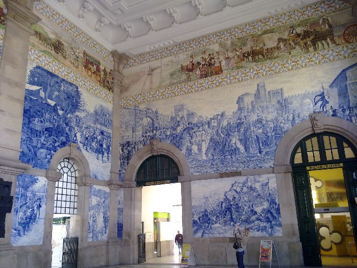 Los azulejos con la historia de Portugal decoran el vest�bulo de la terminal de Sao Bento