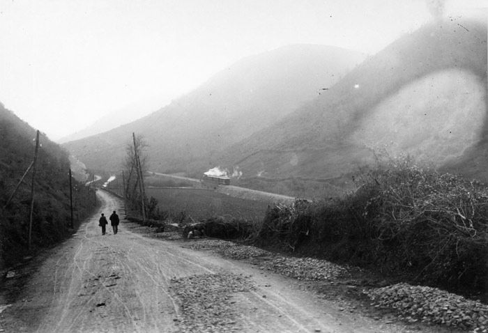 Pese a las deficientes condiciones de las carreteras de la zona, La Roncalesa estableci� una dura competencia con el ferrocarril del Plazaola. Archivo EuskoTren/Museo Vasco del Ferrocarril