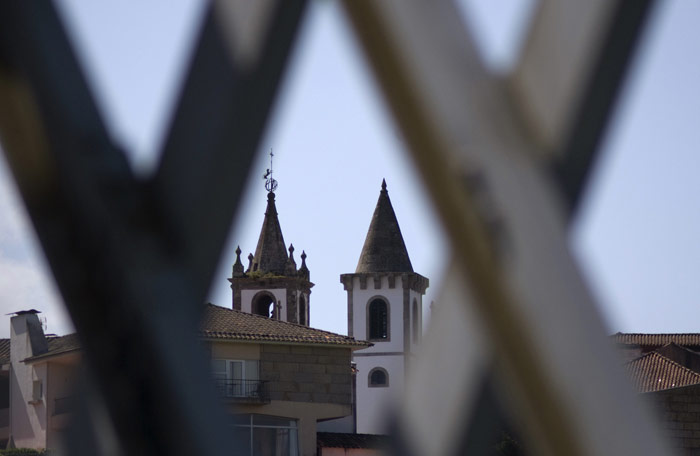 Las torres de la catedral de Tui desde la celos�a del puente