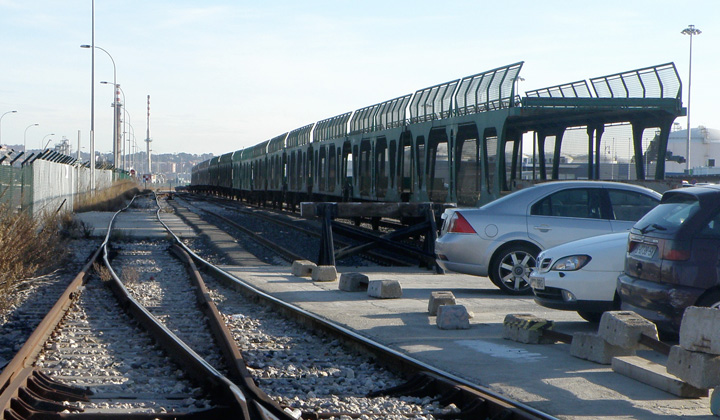 Corte de vagones esperando autom�viles en la campa de Berg�