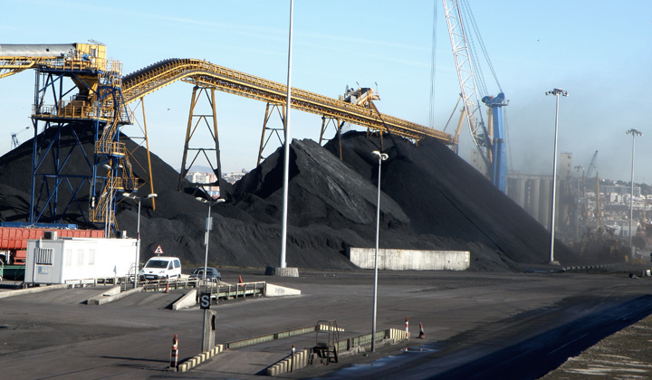Un sistema de cintas transporta el carb�n desde los barcos hasta las explanadas de los muelles