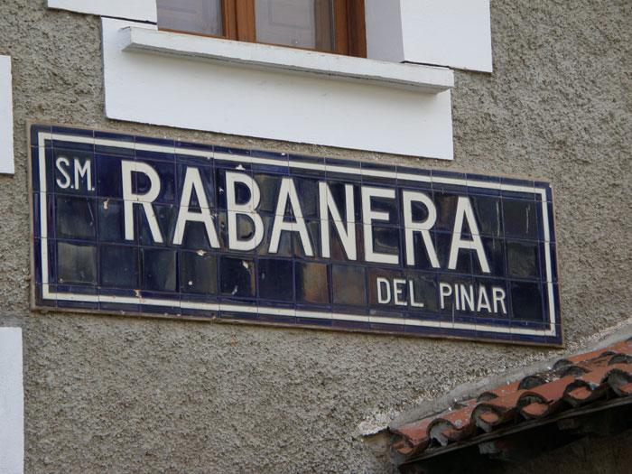 Antes que el pl�stico impusiera su dictadura, los r�tulos con los nombres de las estaciones se componian en sobrios pero elegantes murales de azulejo. Adem�s del nombre, en la esquina superior izquierda, aparec�a el nombre de la empresa ferroviaria de aquella l�nea, el SM, Santander Mediterr�neo