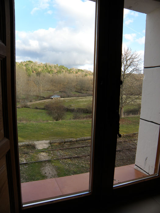 Vista de las v�as y el bello paisaje que envuelve la estaci�n desde una de las ventanas de los dormitorios