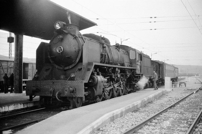 Omnibus de Burgos a Calatayud fotografiado en la estaci�n burgalesa por Martin Dieterich.