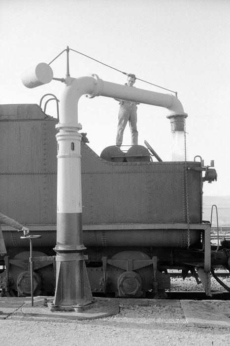 Toma de agua del Omnibus de Burgos a Calatayud en la estaci�n de Salas de los Infantes. Fotograf�a de Martin Dieterich.