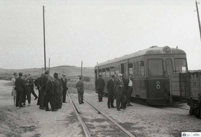1964-Automotor di�sel Ferrostahl de la serie 2000 en la estaci�n de Villamanta de la l�nea de v�a estrecha de Madrid a Villa del Prado y Almorox. (1964).Foto Juan Bautista Cabrera P�rez-Caballero. Archivo Hist�rico Ferroviario