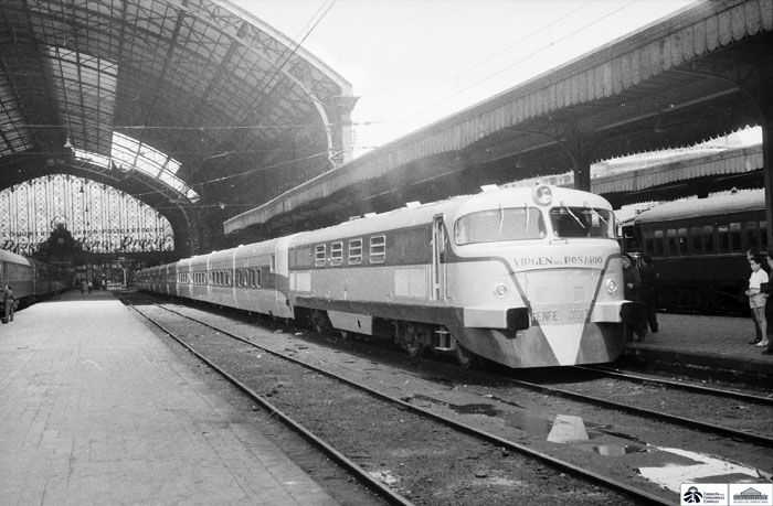 1964. Locomotora di�sel n� 2001 "Virgen del Rosario" del Talgo III saliendo de la estaci�n de Madrid - Atocha con el tren en viaje de pruebas. (1964). Foto Juan Bautista Cabrera P�rez-Caballero. Archivo Hist�rico Ferroviario