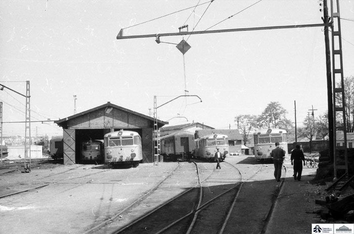 1964. Automotores di�sel de la serie 591 de RENFE, conocidos como ferrobuses, en el dep�sito de Madrid � Atocha. (1964). Foto Juan Bautista Cabrera P�rez-Caballero. Archivo Hist�rico Ferroviario.