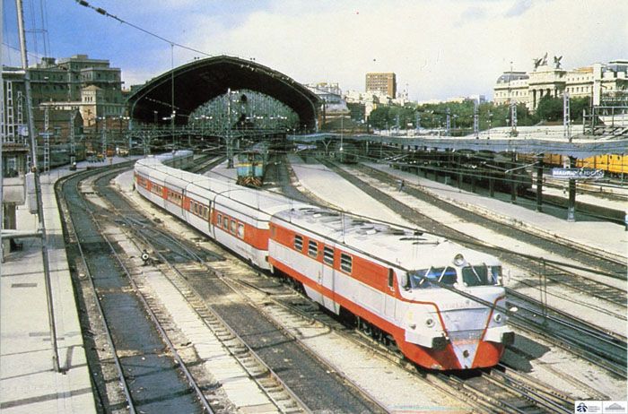 1964.Talgo III saliendo de Madrid - Atocha remolcado por una locomotora 352 (ex 2001 - 2010 T). (1964). Foto Justo  Arenillas. Archivo Hist�rico Ferroviario