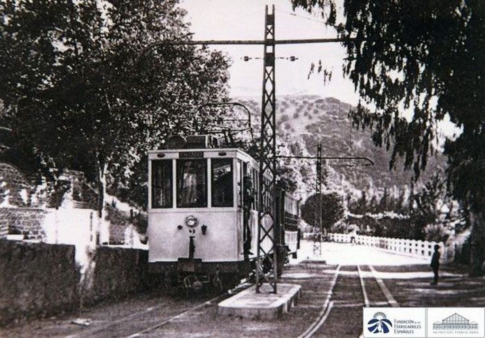 1964. Ferrocarril el�ctrico de Granada a Sierra Nevada a su paso por Pinos Genil. (1964) Foto  Archivo Hist�rico Ferroviario. 