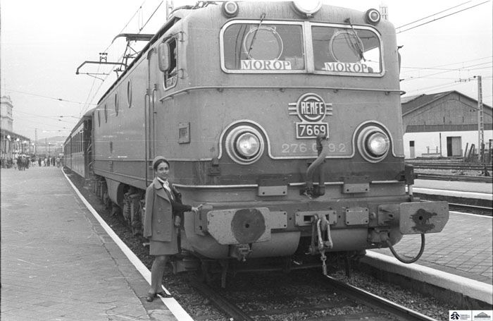 1972. Locomotora el�ctrica 276-069-2 (Ex 7669) en la estaci�n de Vilanova i la Geltr�, con motivo del tren especial para el XIX Congreso Morop en Barcelona (1972). Foto Juan Bautista Cabrera P�rez-Caballero. Archivo Hist�rico Ferroviario.