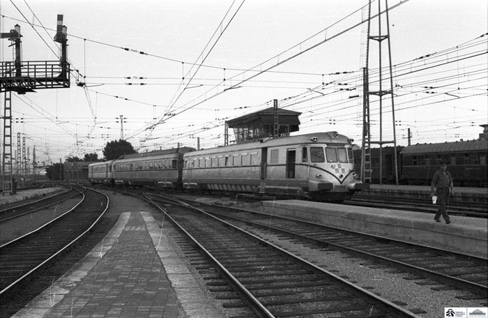 1972. Automotor di�sel TAF de la serie 595 de RENFE en la estaci�n de Madrid � Atocha. (1972). Foto Juan Bautista Cabrera P�rez-Caballero. Archivo Hist�rico Ferroviario.