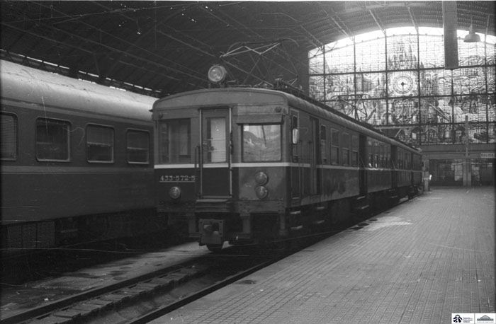 1972. Estaci�n de Bilbao - Abando y automotor el�ctrico de la serie 433 de Renfe, conocido como "Ping�ino", ex. serie 300 de la Compa��a del Norte. (1972). Foto Juan Bautista Cabrera P�rez-Caballero. Archivo Hist�rico Ferroviario.