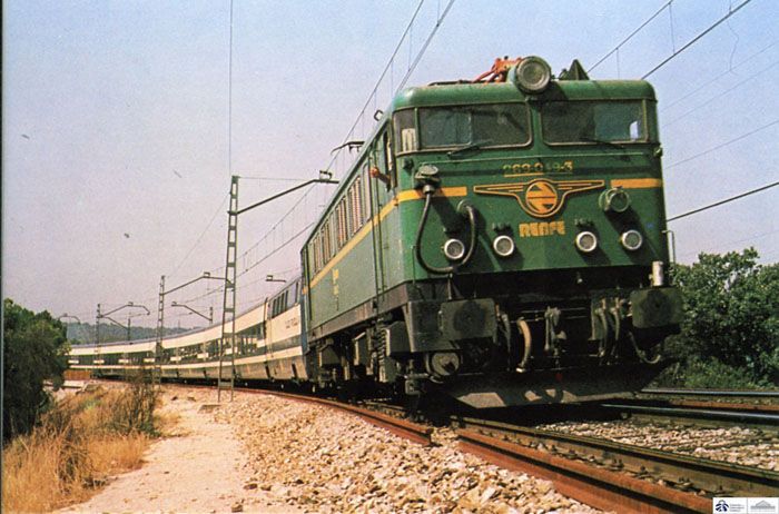 1980. Perspectiva lateral del Talgo Pendular remolcado por una locomotora el�ctrica 269 -049 - 3, en la que puede observarse en el morro el logotipo de Renfe dise�ado por Juan Toribio. (1980). Foto Archivo Hist�rico Ferroviario.
