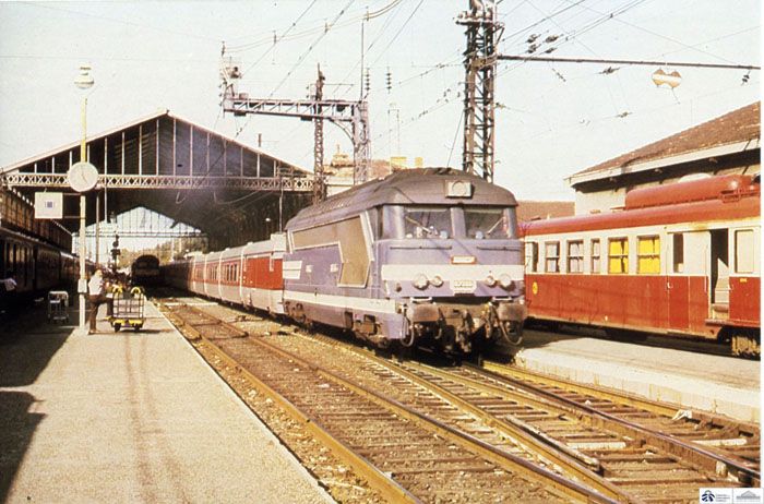 1980.El Catal�n - Talgo en Narbona (Francia), remolcado por una locomotora serie 67400 de la SCNF.  (1980). Foto Justo  Arenillas. Archivo Hist�rico Ferroviario.
