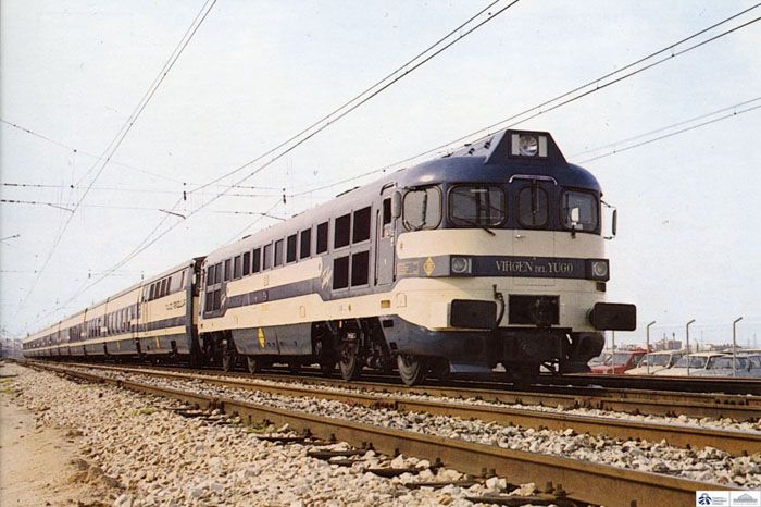 1980. El Talgo Pendular Madrid - Par�s, remolcado por una locomotora 353. (1980) Foto M. Gonz�lez. Archivo Hist�rico Ferroviario.
