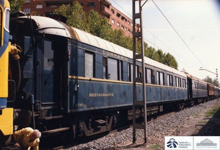 1989. Coche restaurante 2747 antes de restaurar en Madrid en 1989. Foto Jos� Mar�a Valero.  Archivo Hist�rico Ferroviario.
