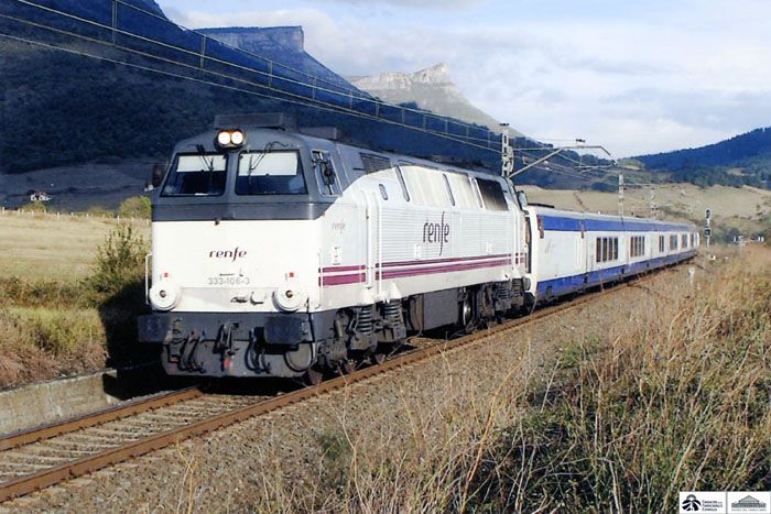 1997. Locomotora -el�ctrica 333de Renfe, remolcando una composici�n de coches de viajeros del Iberia en Pancorbo (Burgos). (1997). Foto Felipe Aranda Garc�a. Archivo Hist�rico Ferroviario.