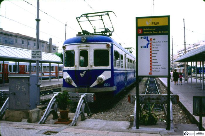 1997. Unidad el�ctrica de la serie 1001 de los Ferrocarrils de la Generalitat Valenciana (1997) Foto V�a Libre.  Archivo Hist�rico Ferroviario.